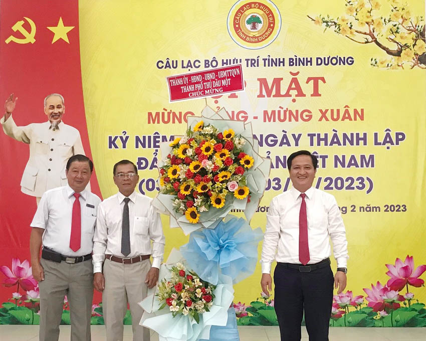Đại diện TP.Thủ Dầu Một tặng hoa chúc mừng CLB Hưu trí tỉnh tại họp mặt kỷ niệm 93 năm Ngày thành lập Đảng (Ảnh: Thu Thảo).
